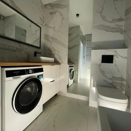 Stylish 3 Bedroom With Balcony *